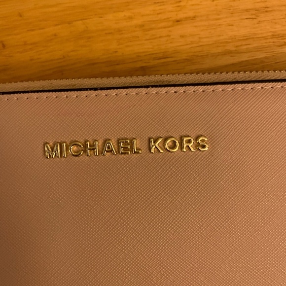 Michael Kors Pink Wristlet Wallet. - Picture 4 of 9